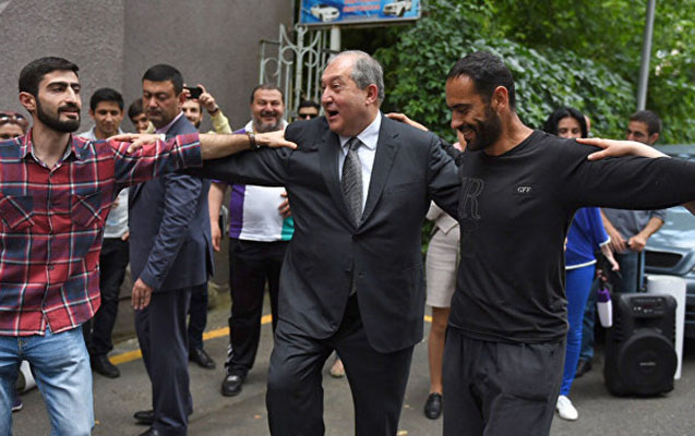 ermeni-prezident-azerbaycanin-koceri-reqsini-oynadi